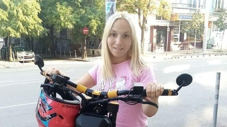 Срещу 16 бона: Емили Тротинетката си сменя пола в Белград на 29 май!
