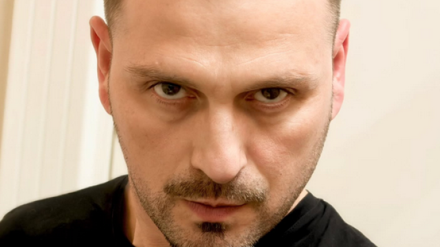 Фен на сериала Под прикритие и по специално на Александър Сано