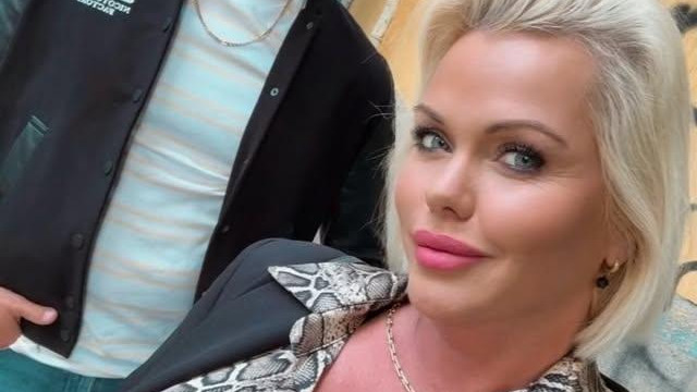 Исландската сексбомба Асдис Ран се показа с пламнало до червено