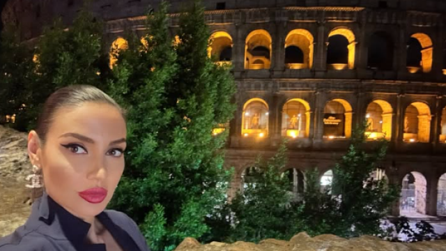 Нощна снимка пред останките на древния Колизеум в Рим си