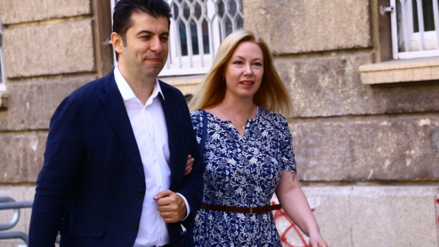 Линда жената на Кирил Петков заряза мъжа си и отлетя