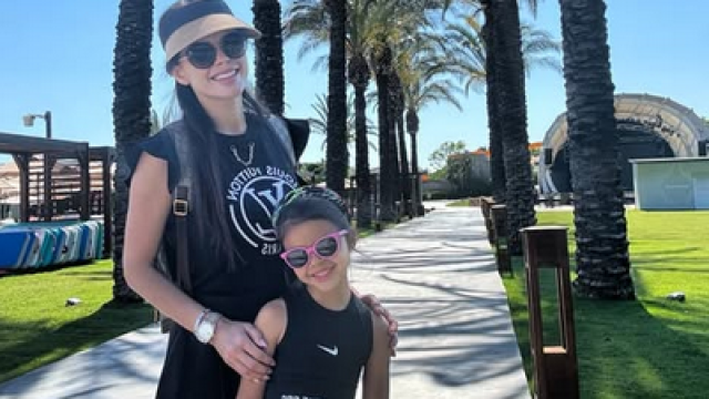 Поп фолк певицата Преслава откри летния сезон и топна секси тяло