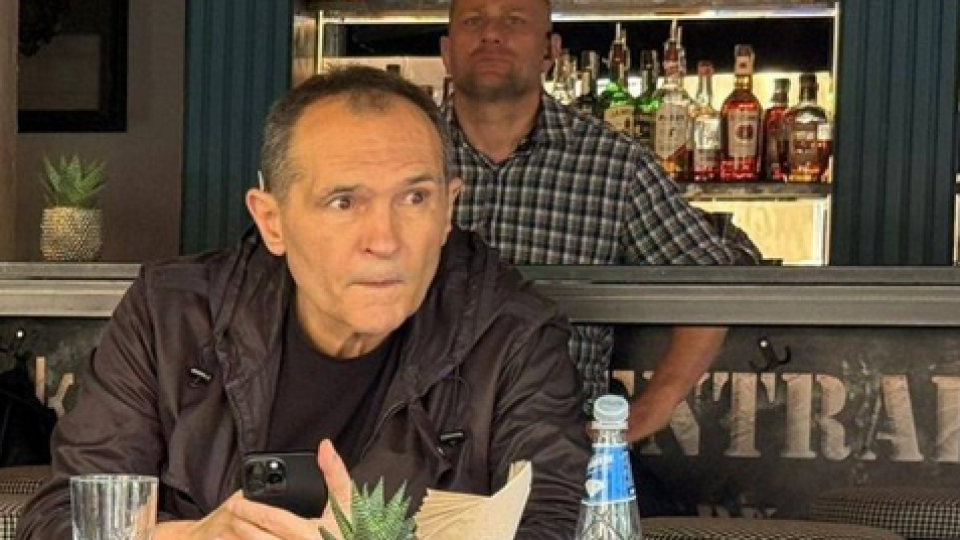 Божков хайманосва в бар! Вардят го четирима гардове (Снимки)