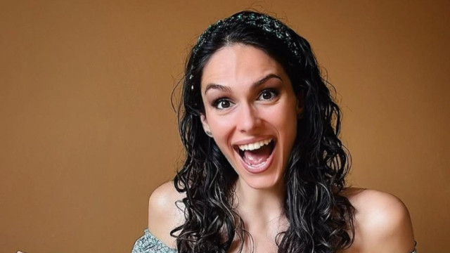 Успявам да кърмя и двете бебета много е странно усещането