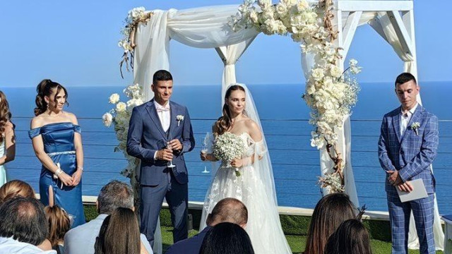 Нападателят на футболния Ботев Вр Мартин Смоленски най накрая се ожени