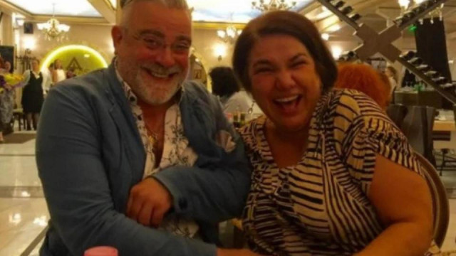 Скулптура и жена се гледат на живо Това житейско прозрение