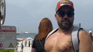 С раница на голо Азис обикаля Кан