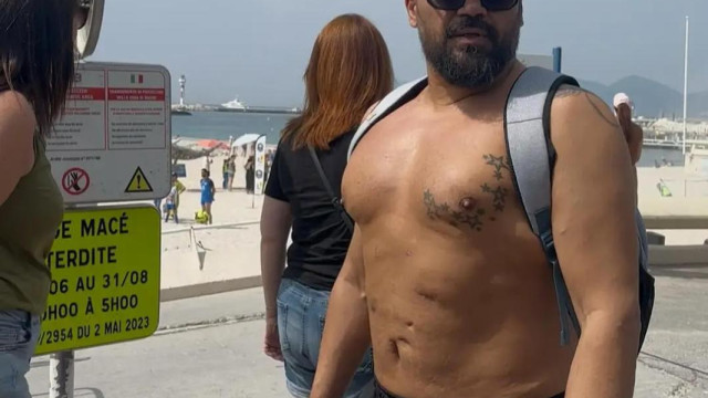 Метнал раница на голо с шарени шорти и маратонки Азис