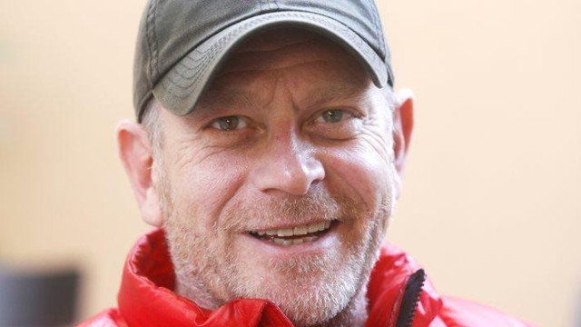 Слънчев ден софийски улици и женски скутер управляван с видимо