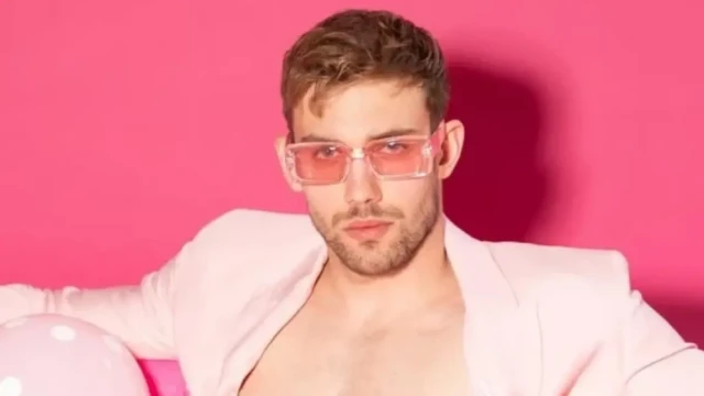 Ергенът Виктор Русинов си е купил чисто нова Тесла видя