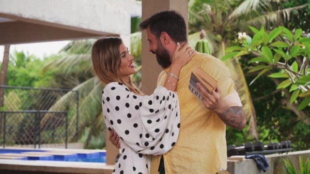 С луксозен букет от 500 рози се похвали бившата на