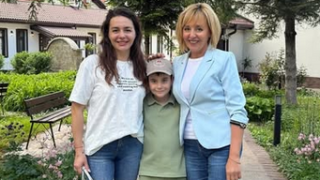Дъщерята на Мая Манолова я задмина по хубост СНИМКИ