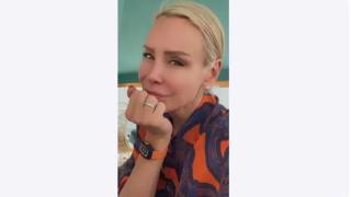 Жената на Кирил Домусчиев с часовник за 500 000 лева