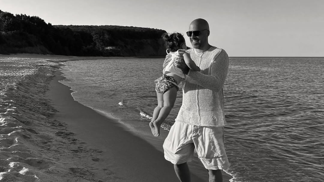 С малката си дъшеря Борислава на плажа посрещна 37 ия си