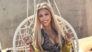 Джулката гази в биволска тор