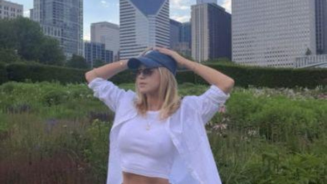 Предизвикателни снимки си пусна Мария Бакалова Българката с номинация за