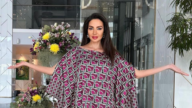 С грейнало от от щастие лице Наталия Гуркова позира на