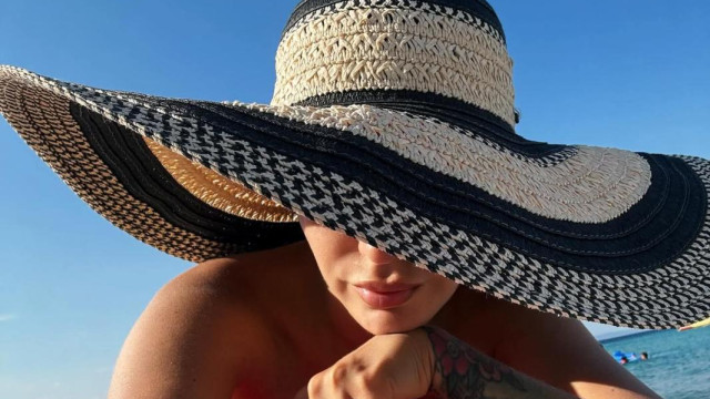 С шармантна капела се пази от слънцето Поли Генова на