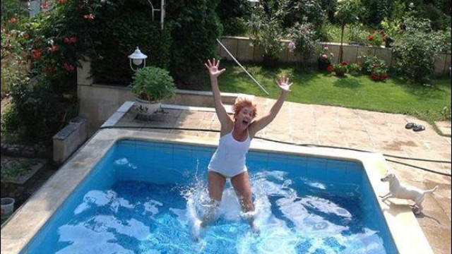 30 години си чистех басейна сама Много глупаво Това обяви