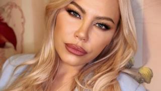 Камелия показа дома си с басейн