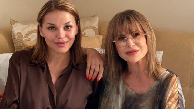 Певицата Мими Иванова подава ръка на своята племенница фолкпевицата