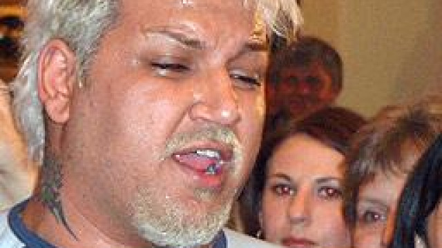 Кралят на попфолка се сдружил с проститутки за да привлече