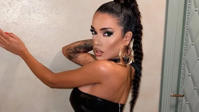 С нова огромна татуировка на лявото бедро направи тур на