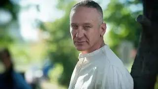 Деян Донков "лови" с огледало Анна Кошко