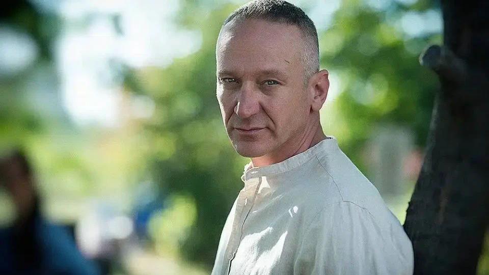 Деян Донков "лови" с огледало Анна Кошко