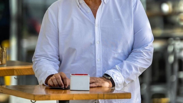 Вкусна закуска си хапва сладко Владо Пенев Актьорът изиграл емблематичния