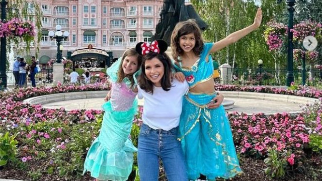 Мама е най добрата на света написа на картичка дъщерята на