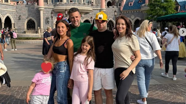 Красивата и талантлива родна изпълнителка Емилия посети Дисниленд заедно с