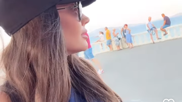 Фолкпевицата Теодора продължава да се наслаждава на заслужената си почивка