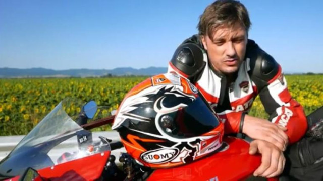 Освен с фотографията Владо Карамазов се похвали с друго свое