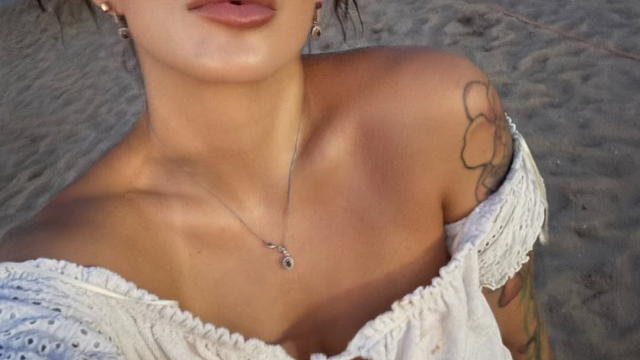 Водещата Деси Цонева хваща тен на нашето море пише България