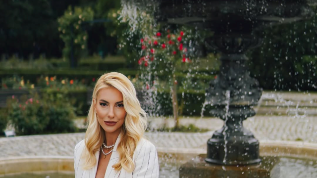 Между кактуси мятка изкусителното си тяло ергенката от третия сезон