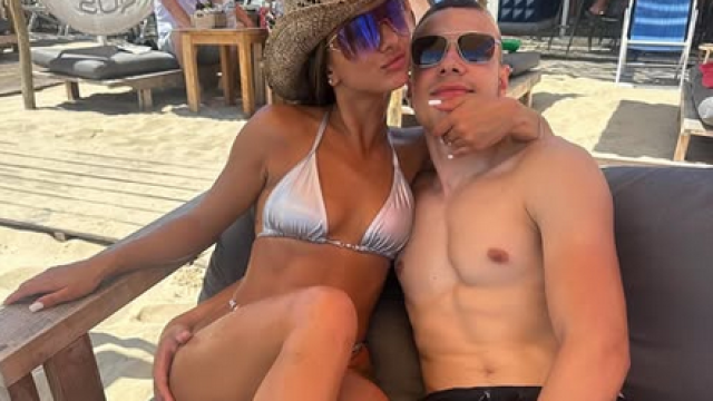 Секси танцьорката с най сочно дупе в Островът на 100 те гривни