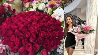 Милион алени рози се сипят от лимузината на Глория