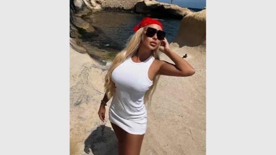 Андреа гола в ливадата