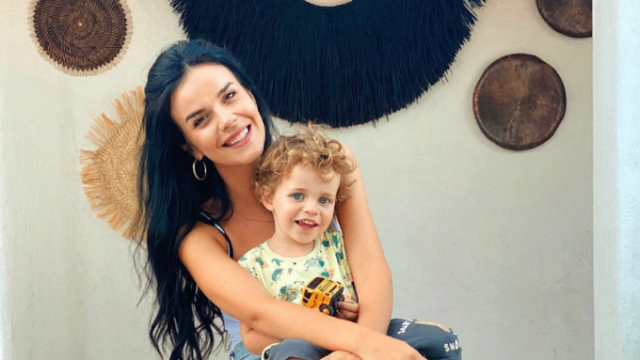 Мона Гочев отмаря на морето но почивката й започва ударно