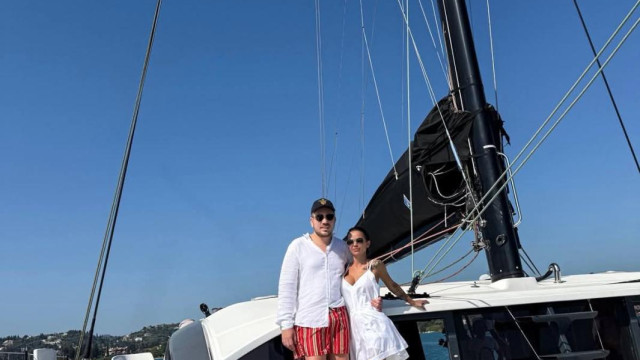На яхта пори вълните на медения си месец Мария пише