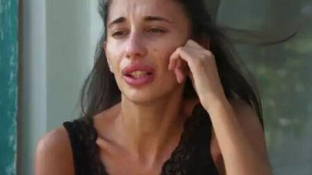 Със снимки на които се вижда как ползва ютия вместо