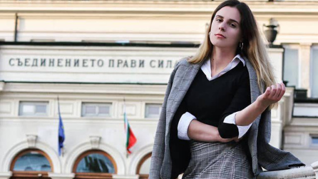 Тв водещата и влогърка Цвета Стратиева по известна като Флора бе