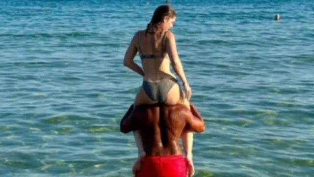 Алекс Сърчаджиева публикува гореща снимка от морето на която ясно