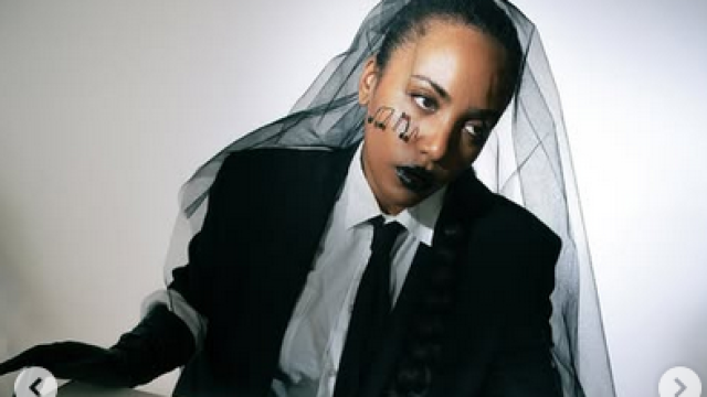 По неясно каква причина Прея наметна черен воал Певицата е