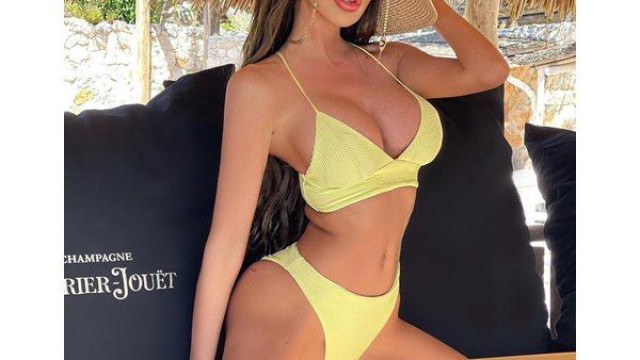 Моника Валериева показа новото си лице на тенис корта облечена