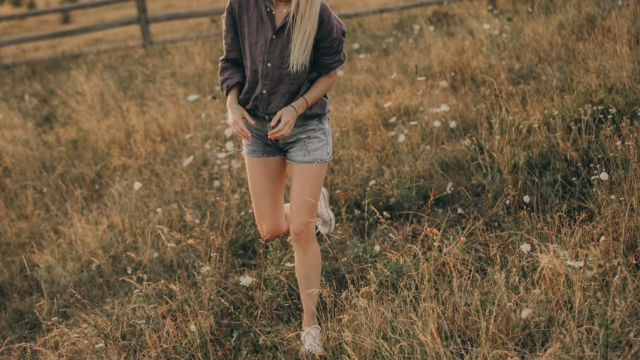 Сред висока трева и топла светлина на залеза Луиза Григорова