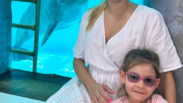 Ексводещата Ева Веселинова заведе близнаците си да видят делфианриума във