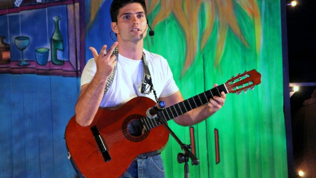 По време на репетиция в Добрич Павел Иванов грабна акустичната