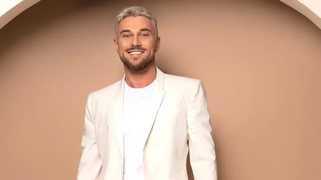 Миро разкри наскоро че музицира на пиано което е на